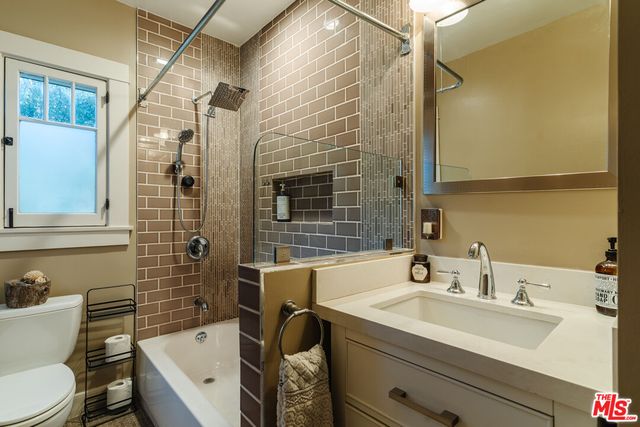 $1,327,500 | 2216 West 28th Street, Los Angeles, CA 90018