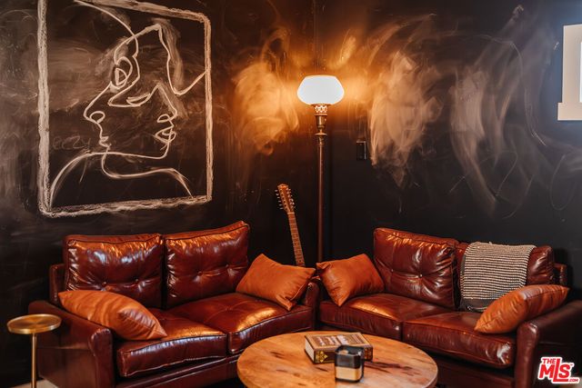 $1,327,500 | 2216 West 28th Street, Los Angeles, CA 90018