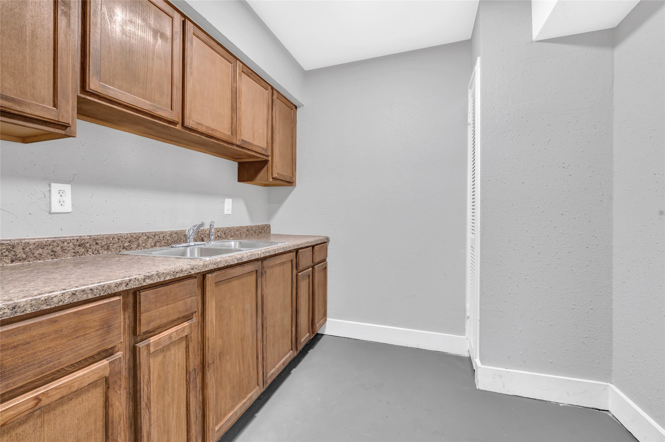 3802 Dabney Street, Unit 20 Houston, TX 77026 - Photo 4 of 13 a kitchen with granite countertop cabinets and a sink