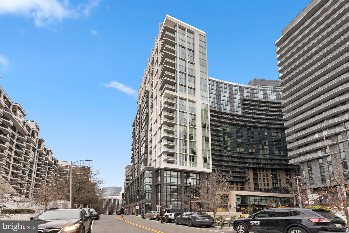 1781 North Pierce Street, Unit 1402 Arlington, VA 22209 - Photo 1 of 41