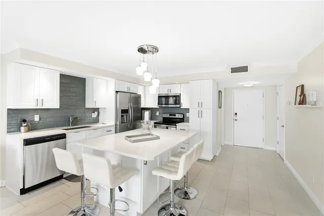 $575,000 | 101 South Gulfstream Avenue, Unit 14D, Sarasota, FL 34236