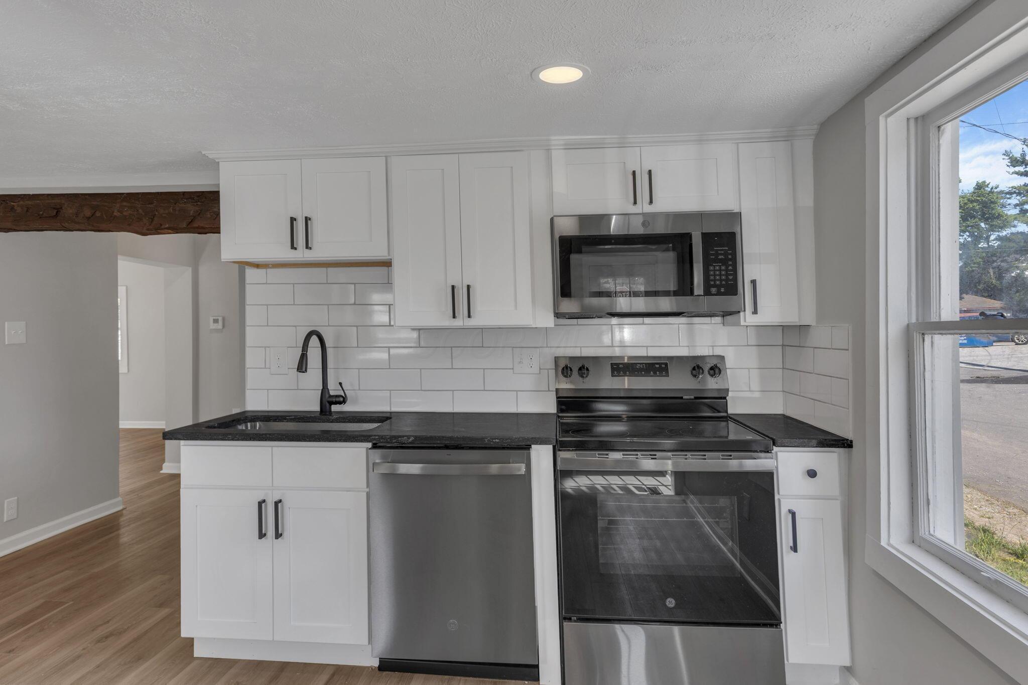 242 London Road West Jefferson, OH 43162 - Photo 8 of 21 11-web-or-mls-011A1812