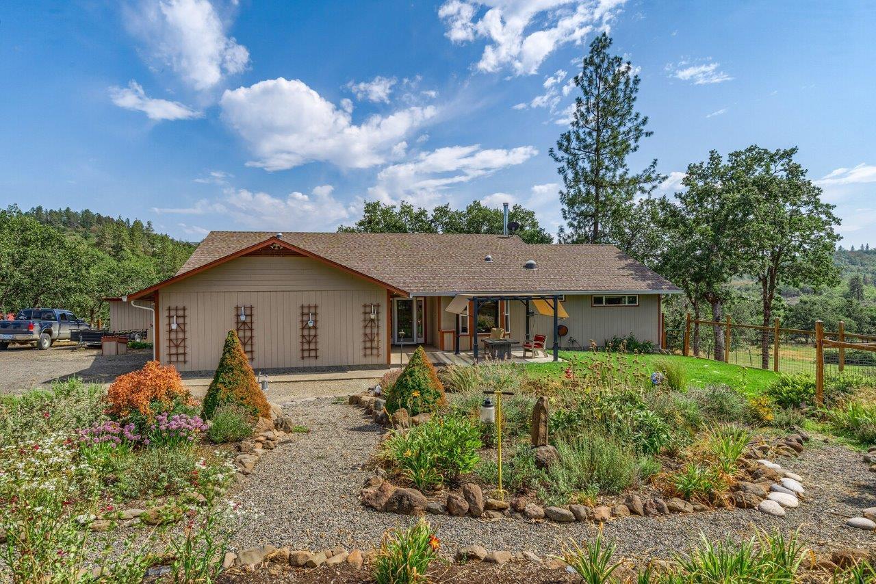 1850 Worthington Road Eagle Point, OR 97524 - Photo 1 of 49 9.68 acres w/irrigation Single-level home, small horse barn
