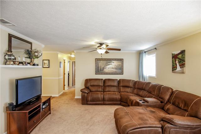 128 Green Acres Road Cottontown, TN 37048 - Photo 3 of 11 Large living room, crown molding and ceiling fan Cottontown, TN 37048