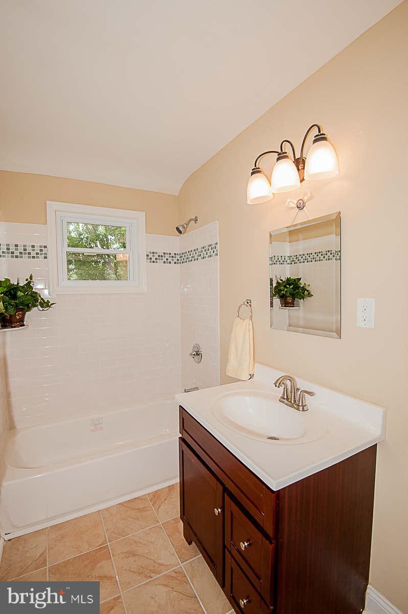 6129 Dunroming Road Baltimore, MD 21239 - Photo 13 of 30 Bath