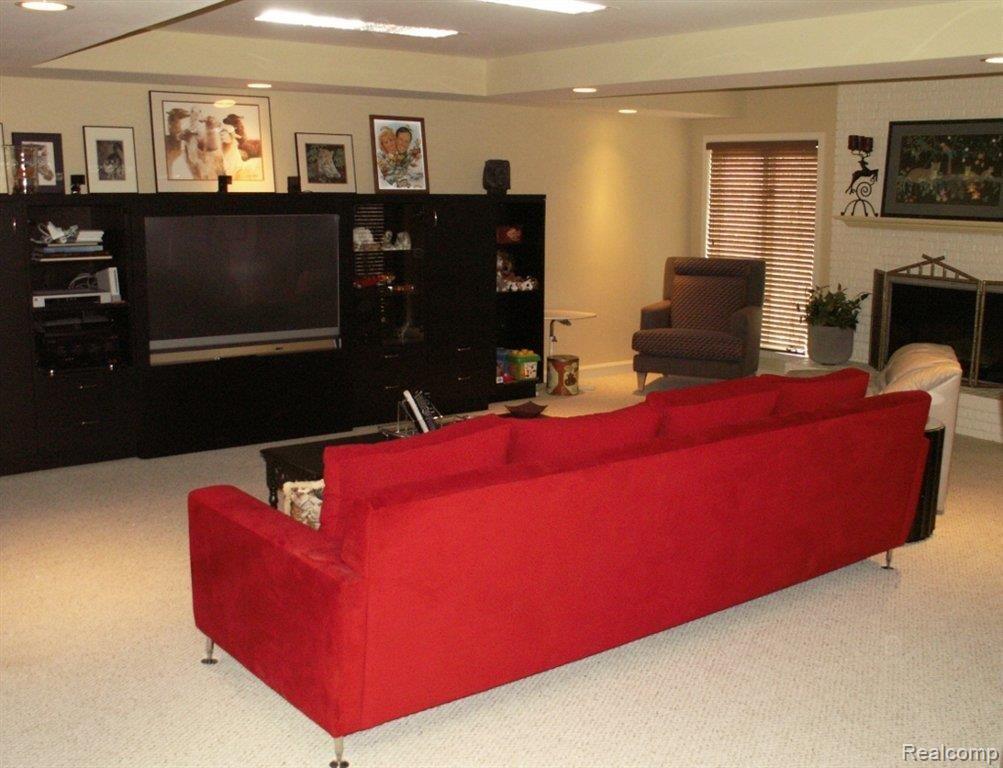 1450 Ridge Court Rochester, MI 48306 - Photo 12 of 22 LOWER LEVEL FAMILY ROOM