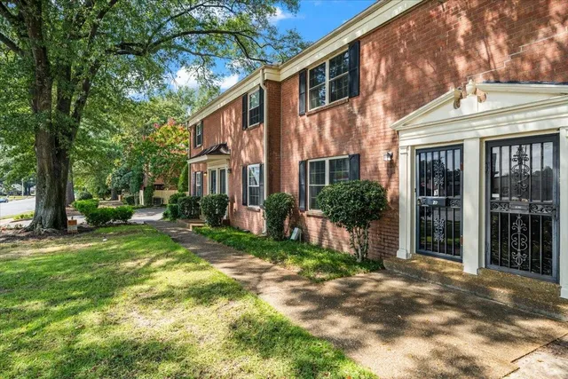 a view of a house with backyard and garden