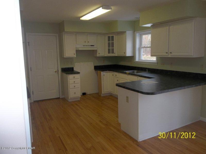 2161 Village Road Effort, PA 18330 - Photo 4 of 11 Kitchen