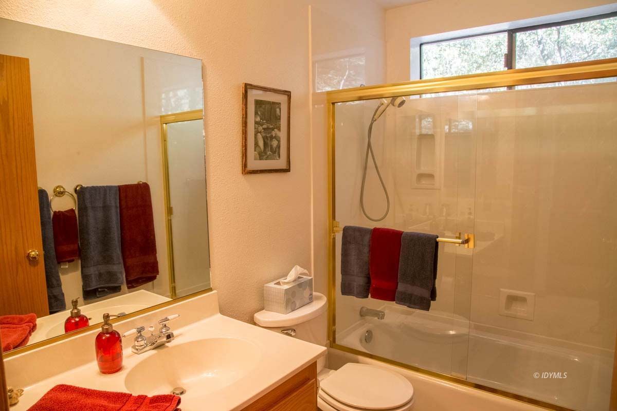 26540 Saunders Meadow Road Idyllwild, CA 92549 - Photo 17 of 34 a bathroom with a sink vanity mirror and tub