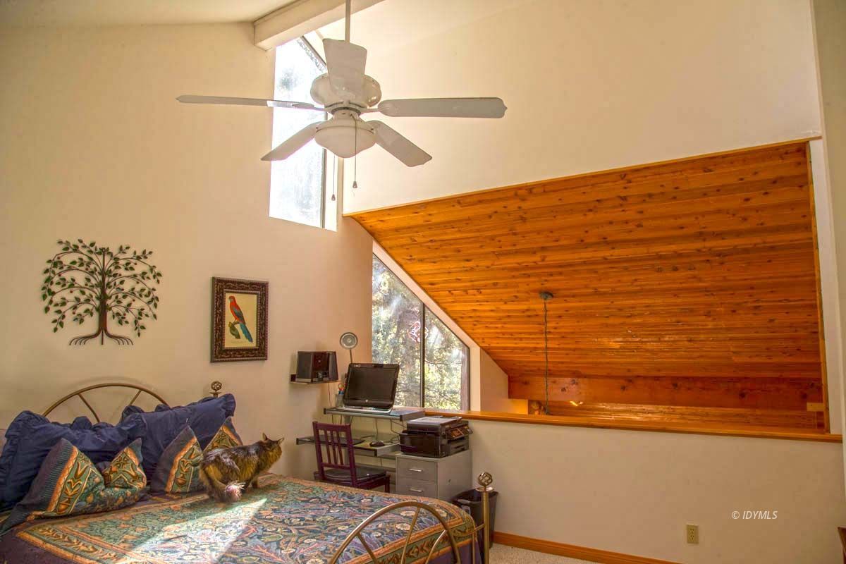 26540 Saunders Meadow Road Idyllwild, CA 92549 - Photo 22 of 34 a living room with furniture