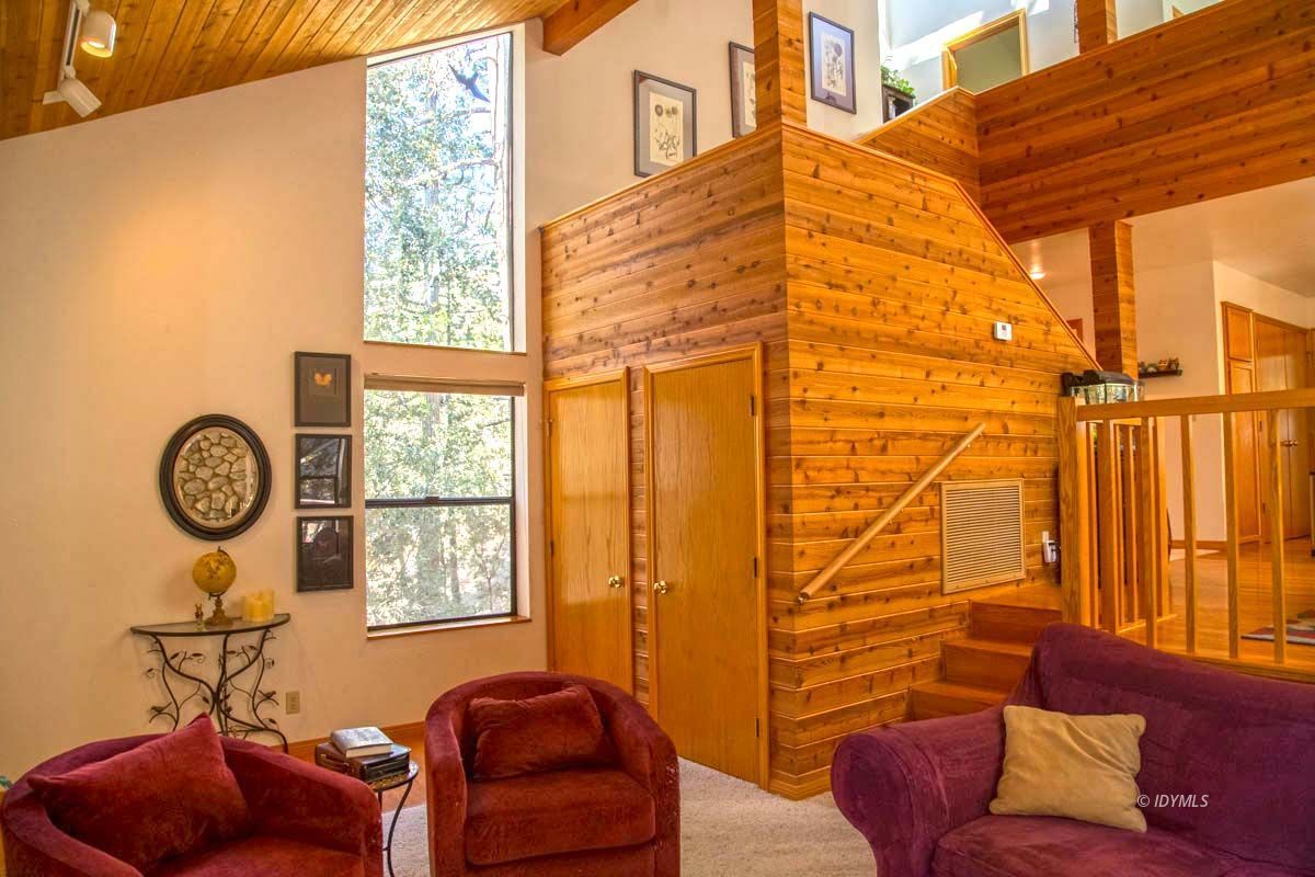 26540 Saunders Meadow Road Idyllwild, CA 92549 - Photo 6 of 34 a living room with furniture and a window