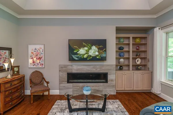 a large kitchen with kitchen island a large island in it