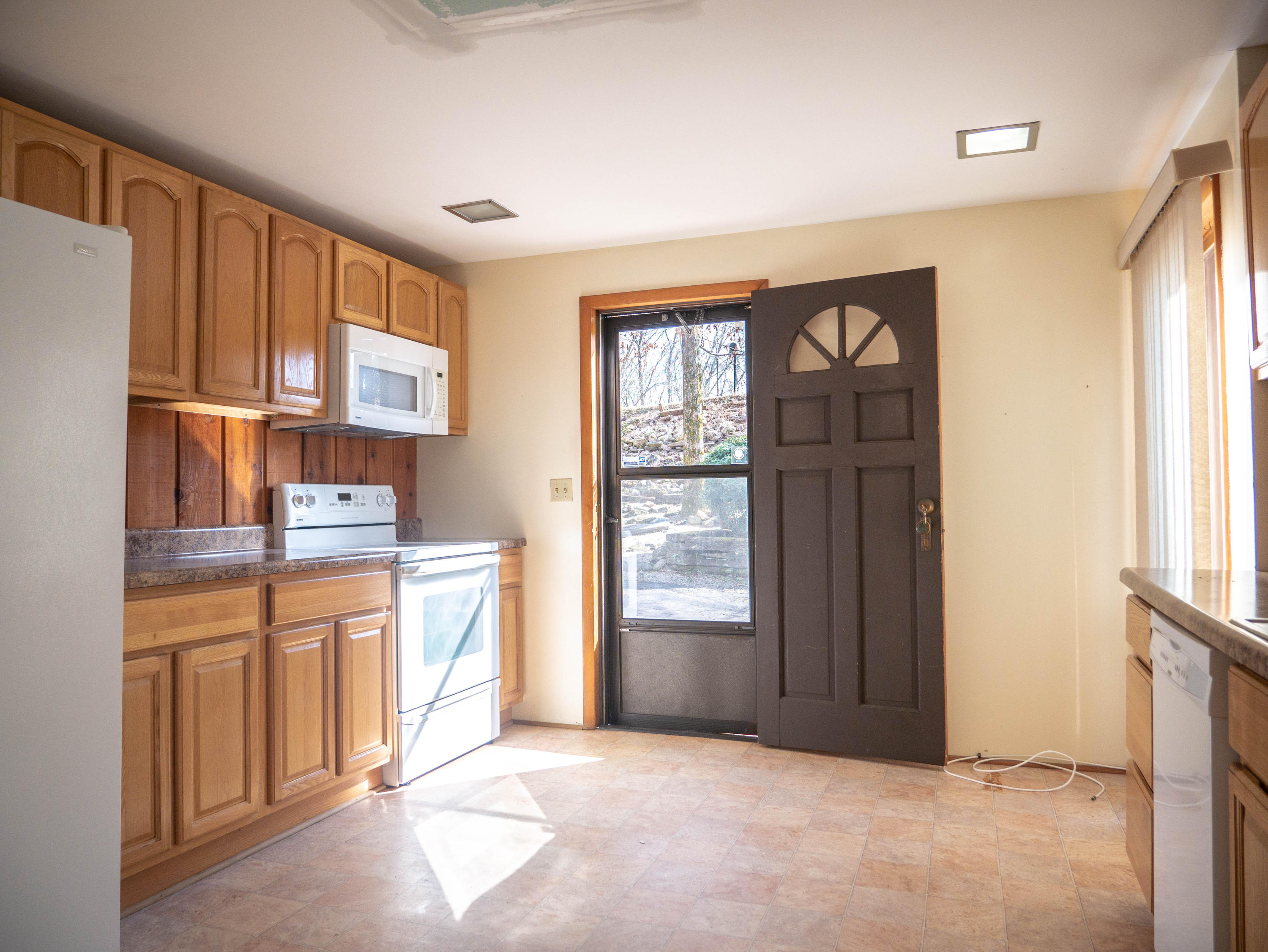 151 Lakeview Circle Clinton, TN 37716 - Photo 7 of 25 P1050945