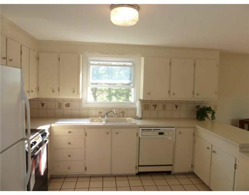 26 Highview Road Cape Elizabeth, ME 04107 - Photo 4 of 20 Kitchen.