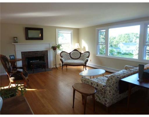 26 Highview Road Cape Elizabeth, ME 04107 - Photo 6 of 20 Living Room.