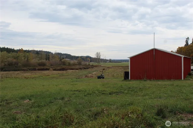 a view of a back yard