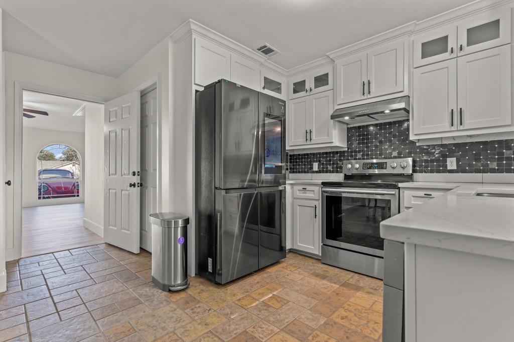 804 Alta Street Longview, TX 75604 - Photo 6 of 20 a kitchen with a stove a refrigerator and a sink