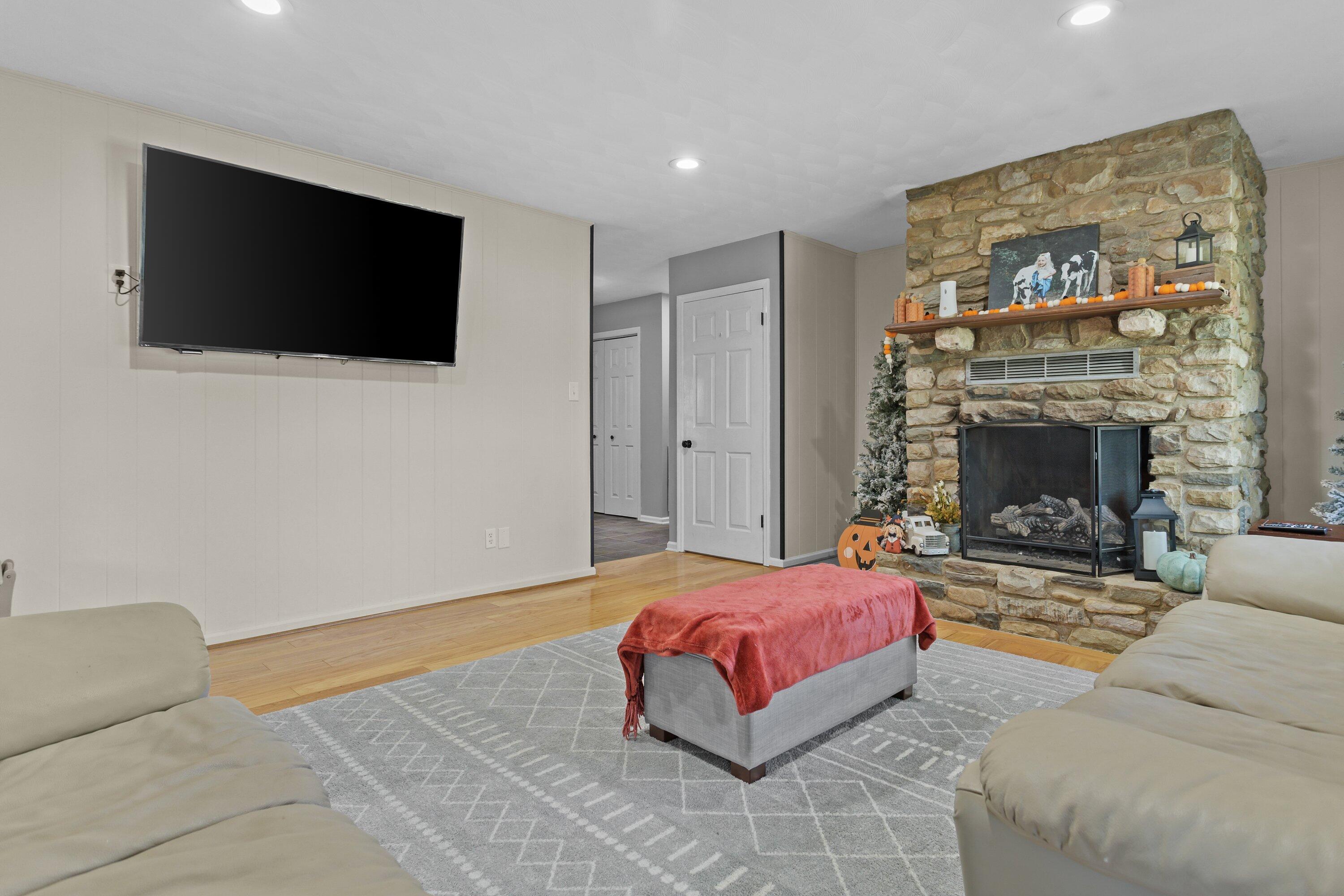 816 Brunswick Forge Road Troutville, VA 24175 - Photo 10 of 54 Living room