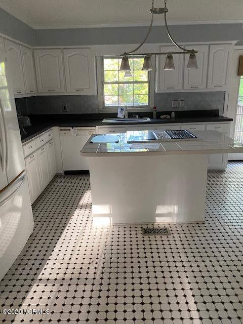 4206 Rawley Road New Bern, NC 28560 - Photo 5 of 16 Kitchen with center island