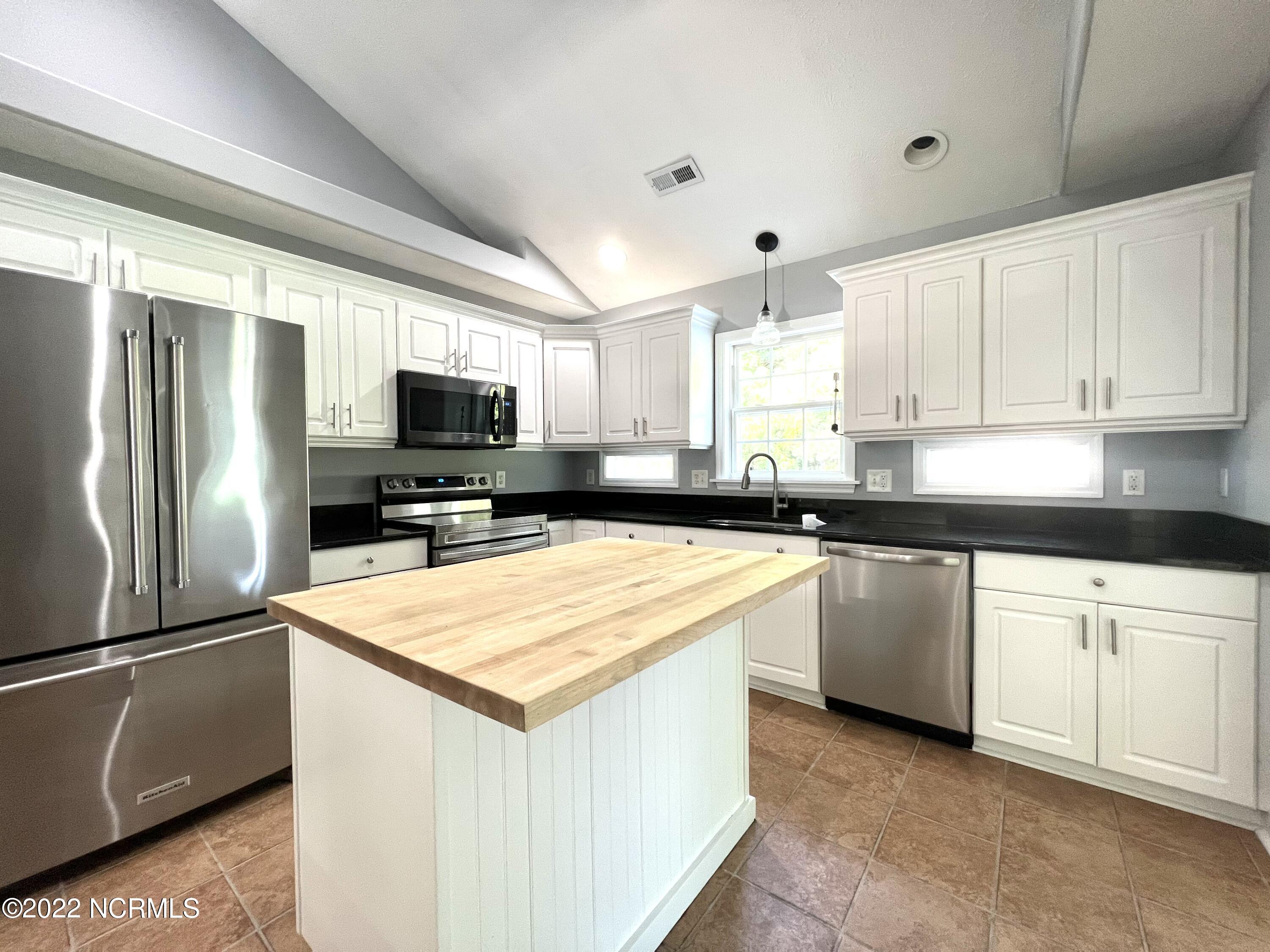 323 Neuchatel Road New Bern, NC 28562 - Photo 3 of 24 IMG_0122