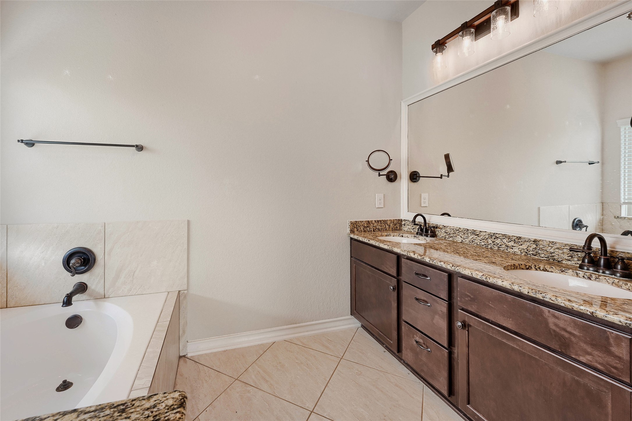 6210 Mason Way Rosenberg, TX 77471 - Photo 17 of 28 Primary Bathroom