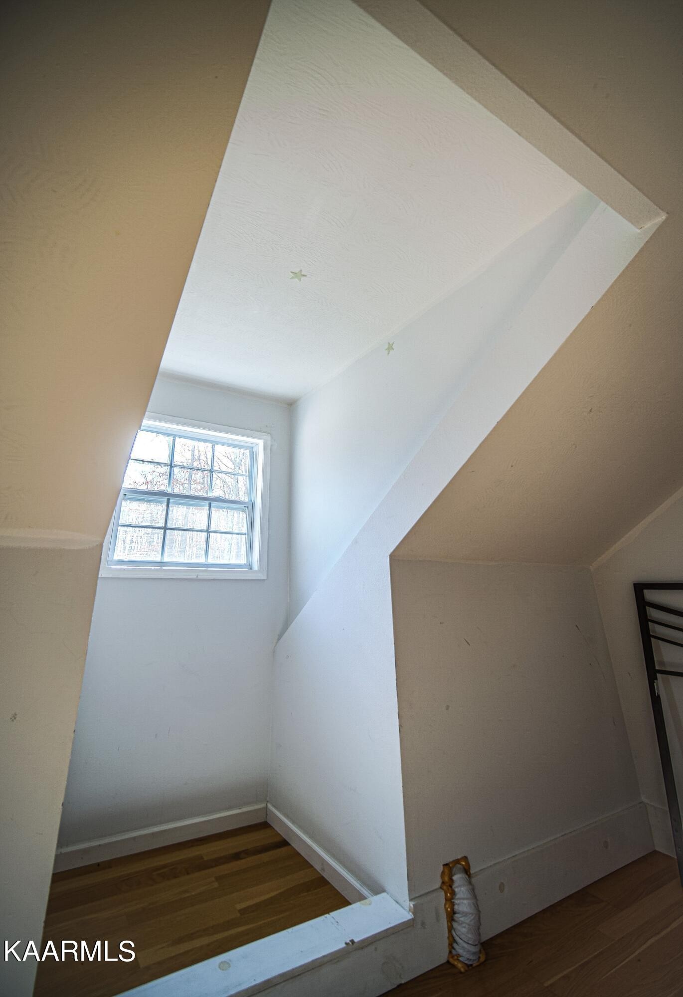 469 E Cove Monterey, TN 38574 - Photo 23 of 34 an empty room with windows