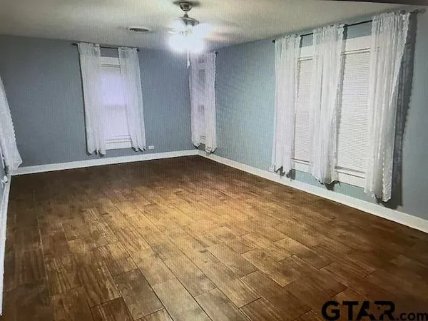 $1,450 | 402 Clarksville Street, Bogata, TX 75417