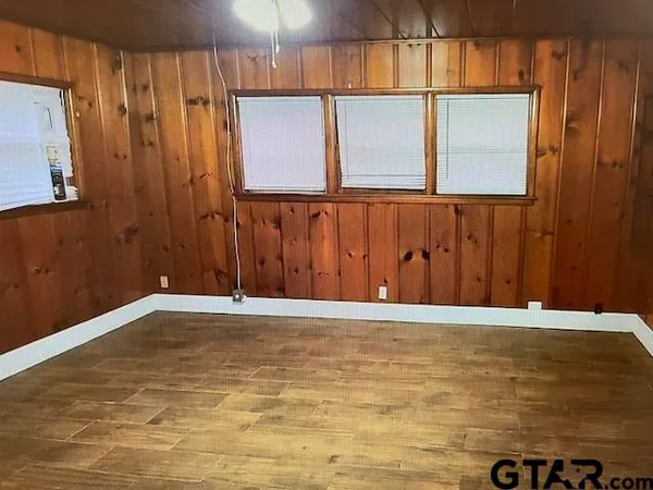 $1,450 | 402 Clarksville Street, Bogata, TX 75417