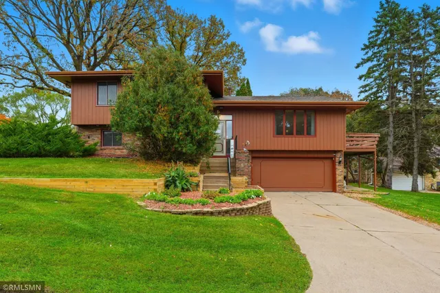 $429,900 | 944 Pine View Court, St. Paul, MN 55119