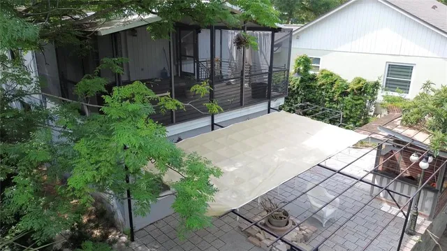 a view of a backyard