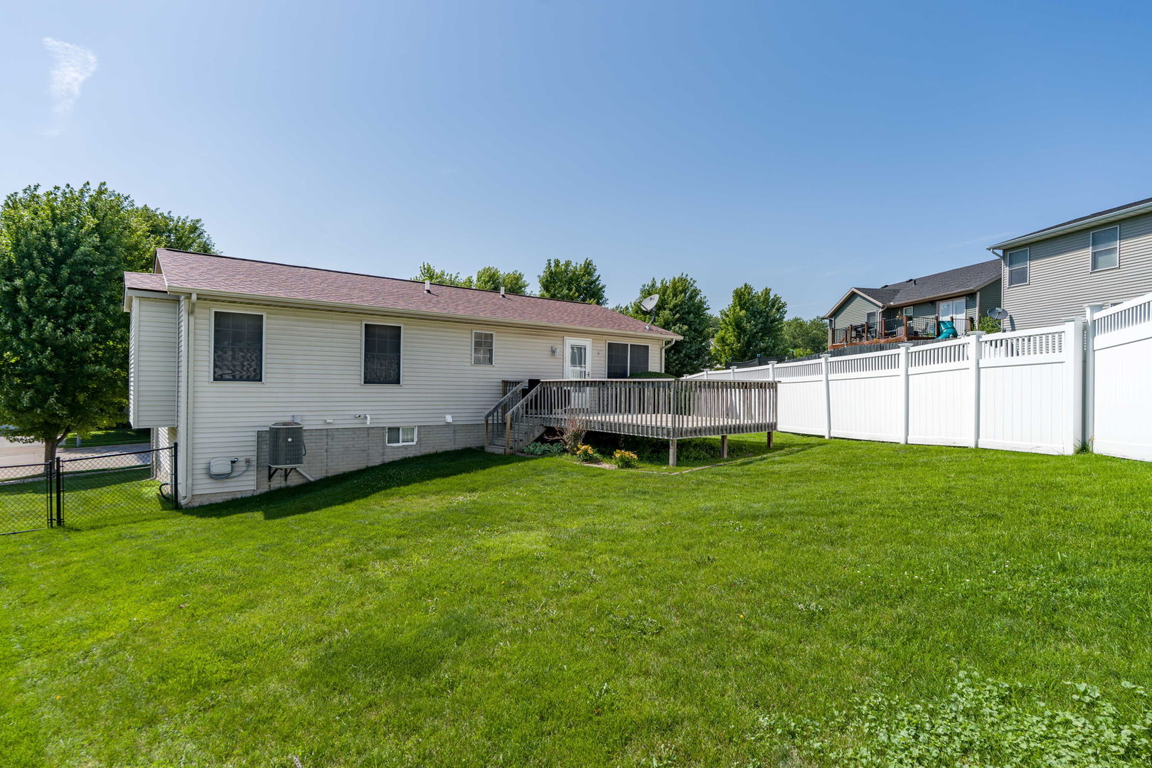 5343 Hillandale Road Davenport, IA 52806 - Photo 33 of 36