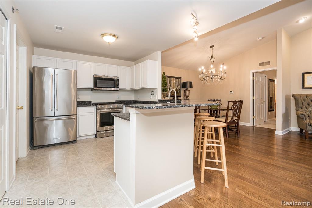 1676 Deepwood Circle, Unit 23 Rochester, MI 48307 - Photo 3 of 25