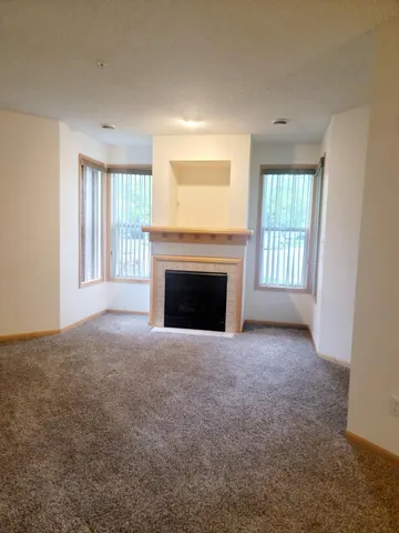 $2,300 | 3049 Chamberlain Street, Unit 4, Maplewood, MN 55109