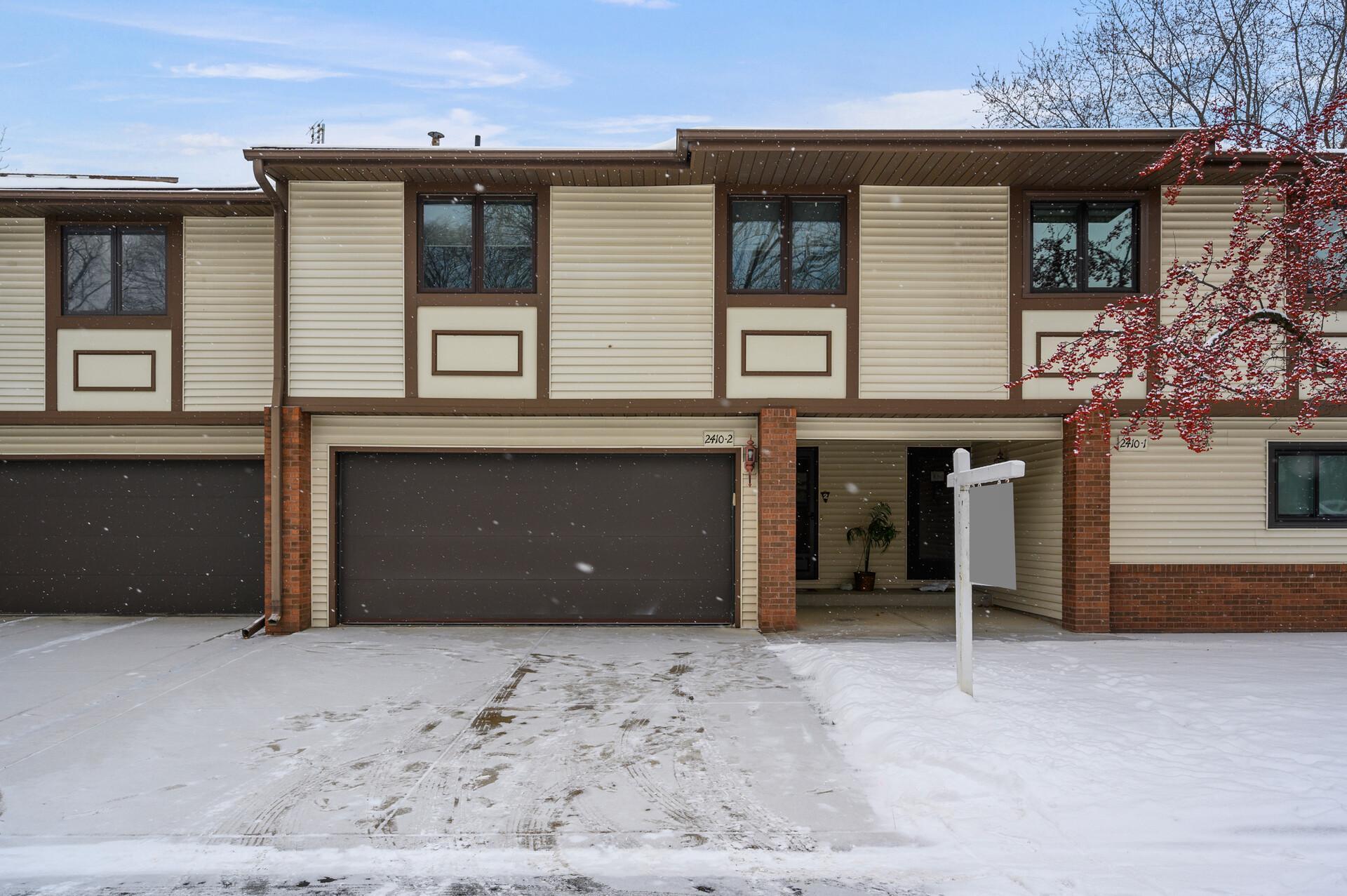 2410 County Rd D West, Unit 2 Roseville, MN 55112 - Photo 3 of 31