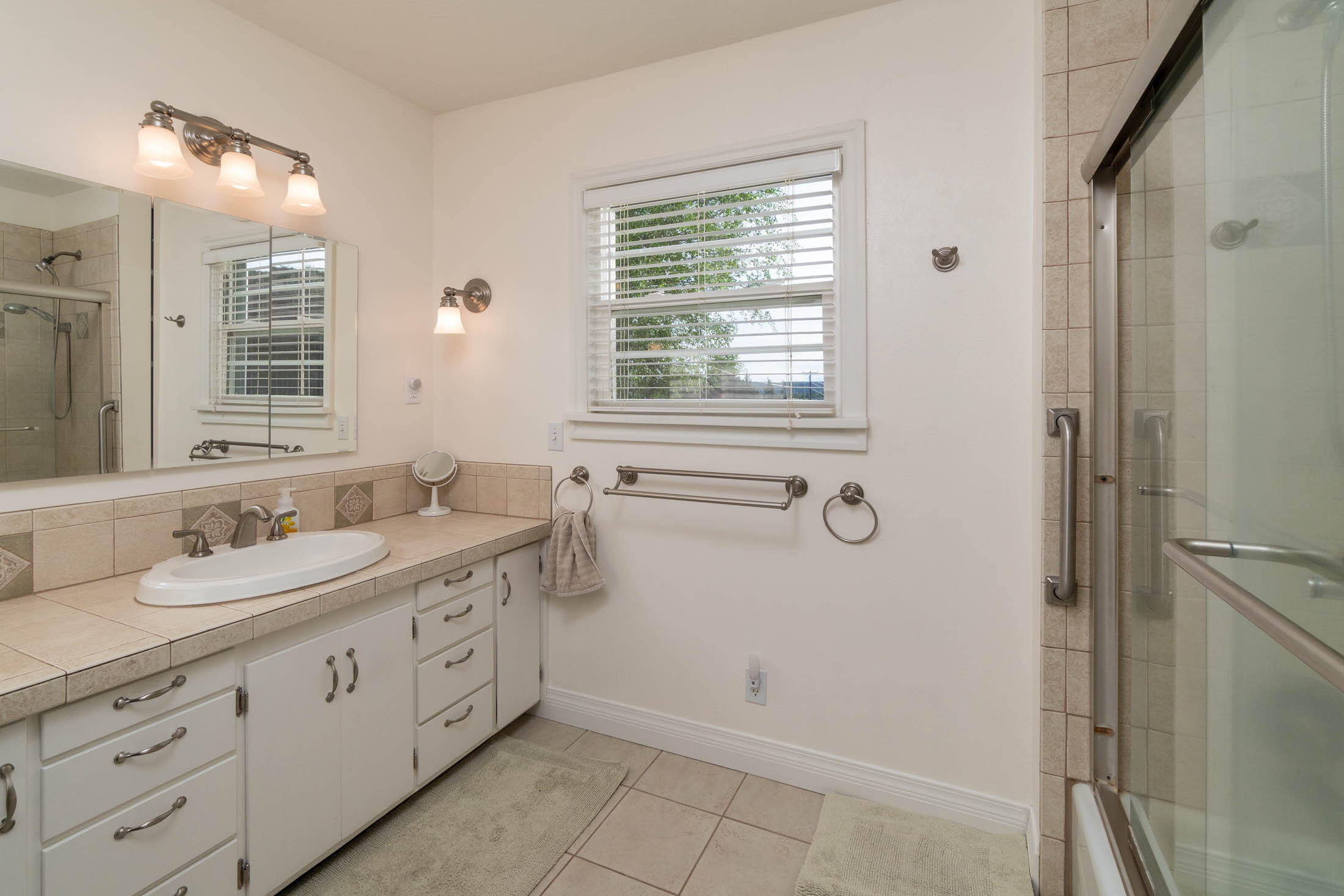 1937 Northeast Laughlin Road Prineville, OR 97754 - Photo 15 of 42 Master Bath Main Level