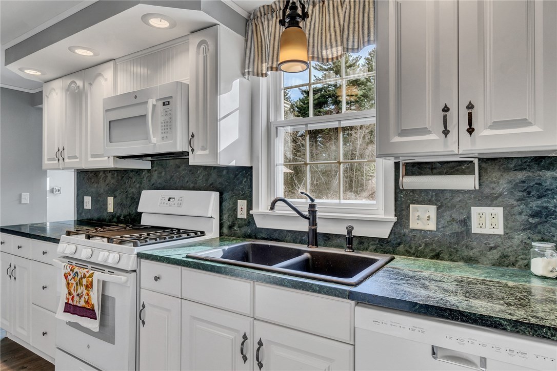 183 Tarklin Road Glocester, RI 02814 - Photo 7 of 38