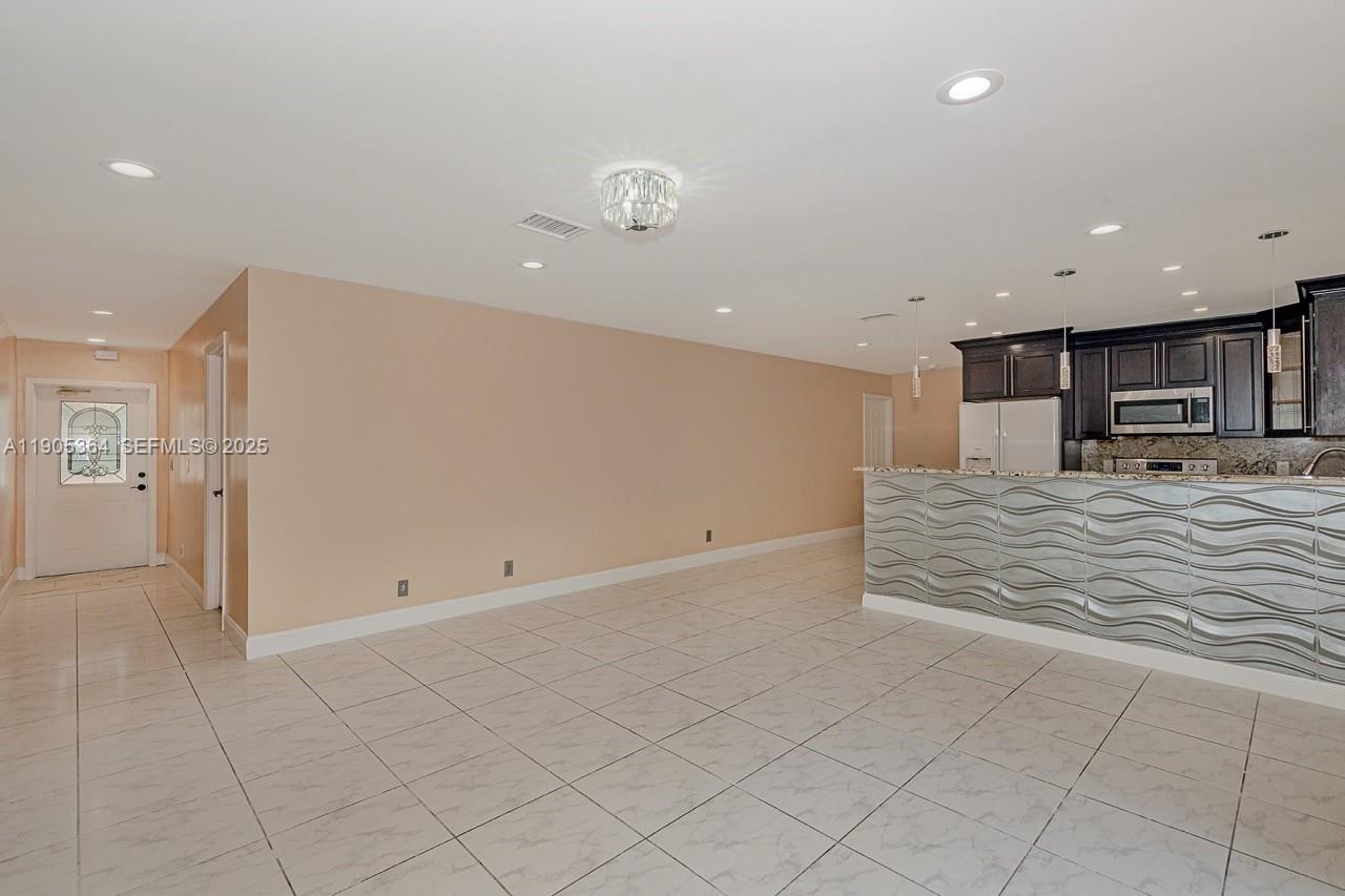 401 Southwest 76th Terrace Pompano Beach, FL 33068 - Photo 3 of 31 Photo 3