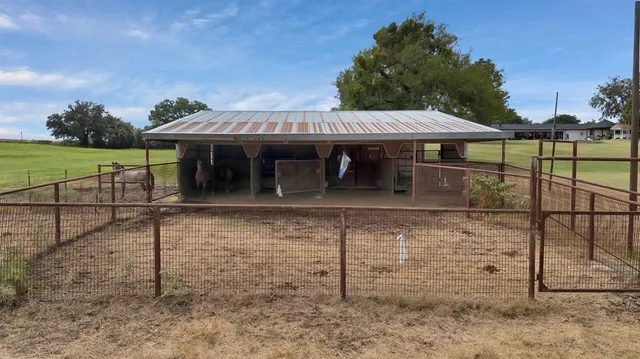 a view of a house with backyard
