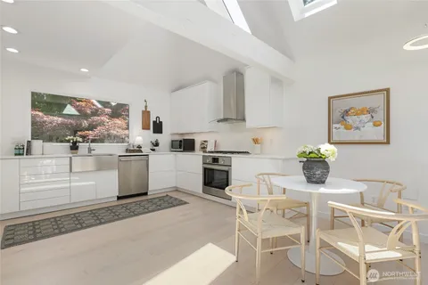 $1,595,000 | 2513 225th Place Northeast, Sammamish, WA 98074