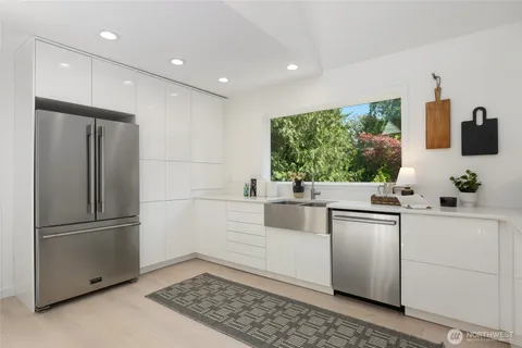 $1,595,000 | 2513 225th Place Northeast, Sammamish, WA 98074