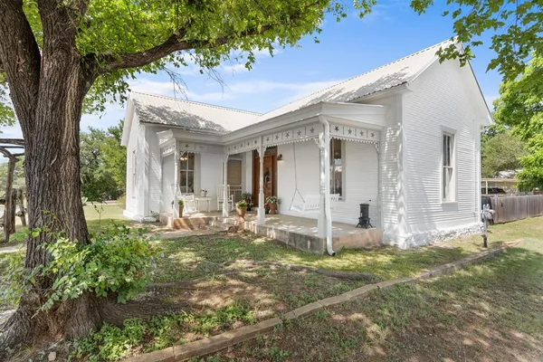 $849,000 | 307 South Creek Street, Fredericksburg, TX 78624