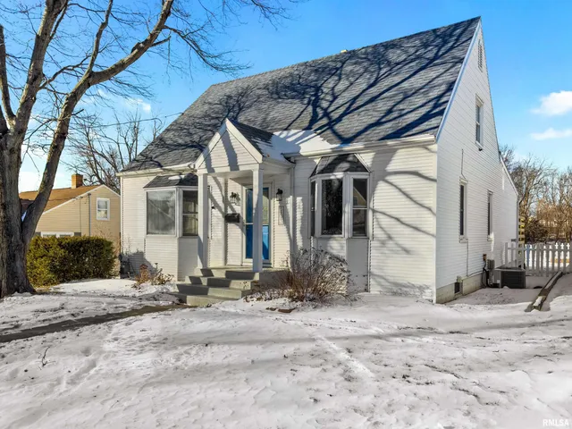 $192,900 | 203 Court Drive, Washington, IL 61571