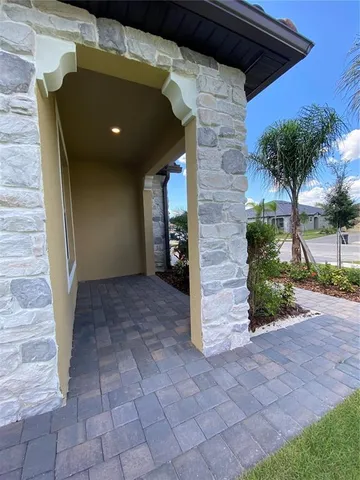 a view of entryway with a yard