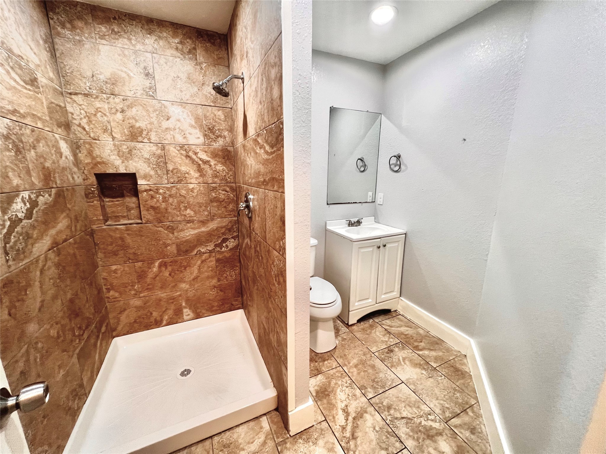 914 Bunton Street Houston, TX 77009 - Photo 14 of 15 Hallway Full Bathroom shared between bedrooms 2&3