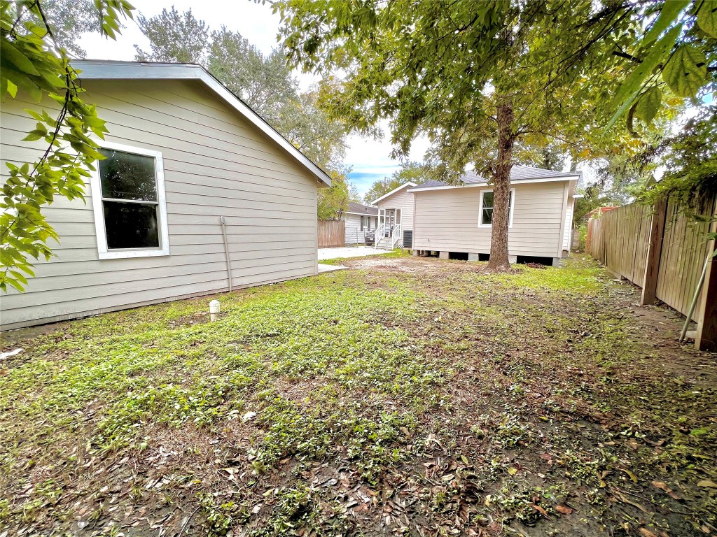 914 Bunton Street Houston, TX 77009 - Photo 15 of 15 a house view with a backyard space