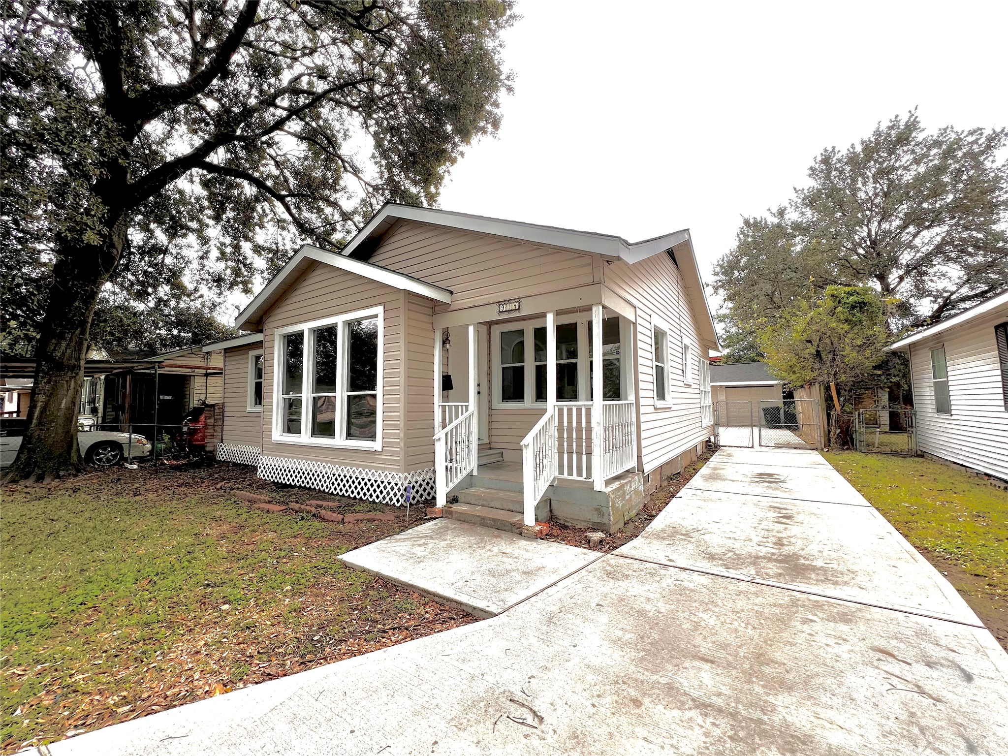 914 Bunton Street Houston, TX 77009 - Photo 2 of 15 a house with yard in front of it