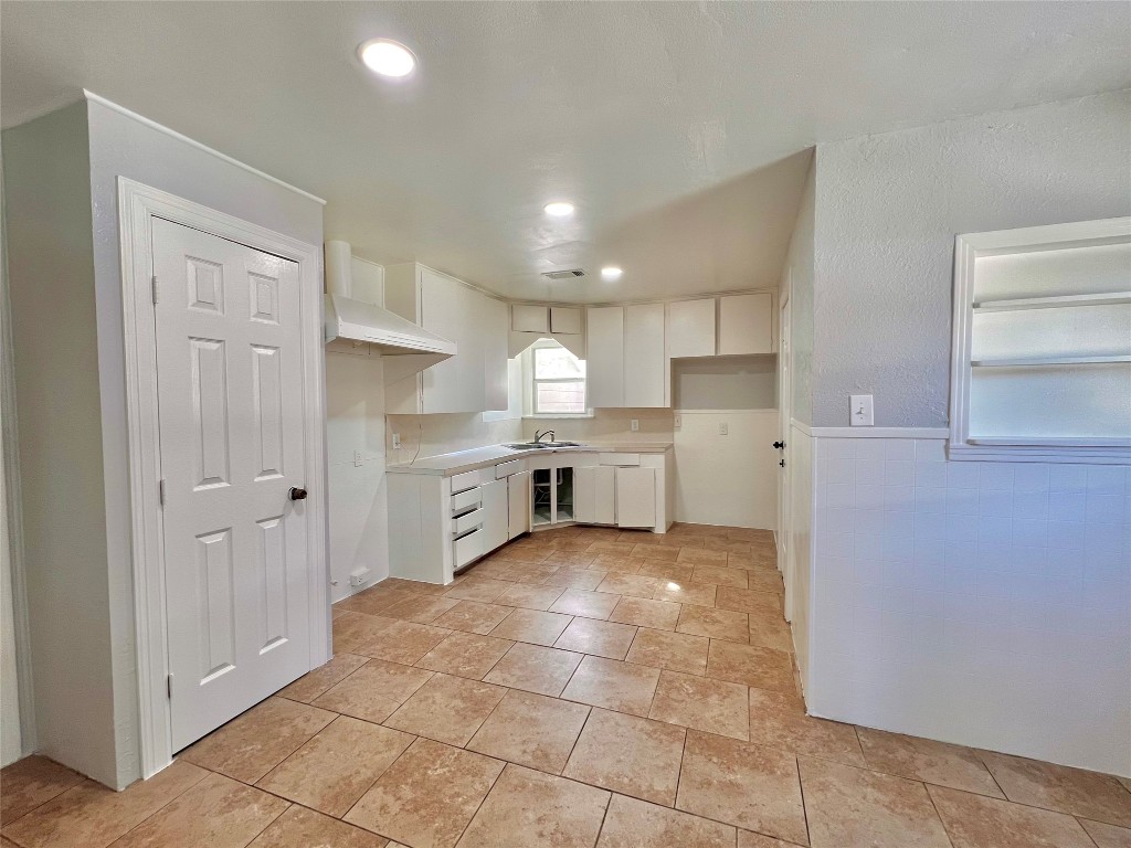 914 Bunton Street Houston, TX 77009 - Photo 6 of 15 a view of a kitchen with electric appliances