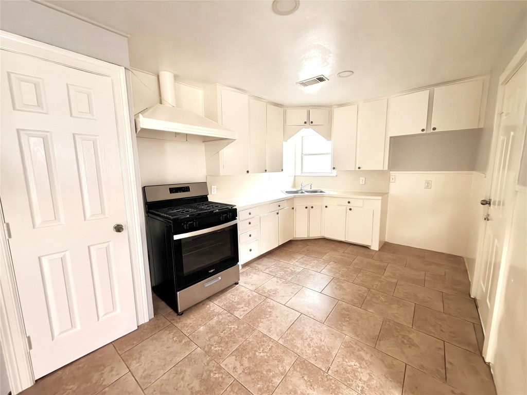 914 Bunton Street Houston, TX 77009 - Photo 8 of 15 a kitchen with a stove a sink and a refrigerator