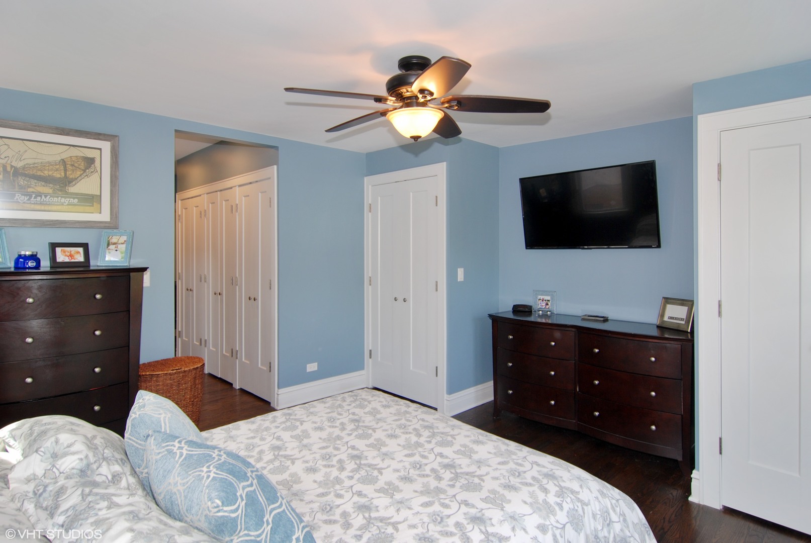 349 Nuttall Road Riverside, IL 60546 - Photo 11 of 25 a bedroom with a bed and a flat screen tv