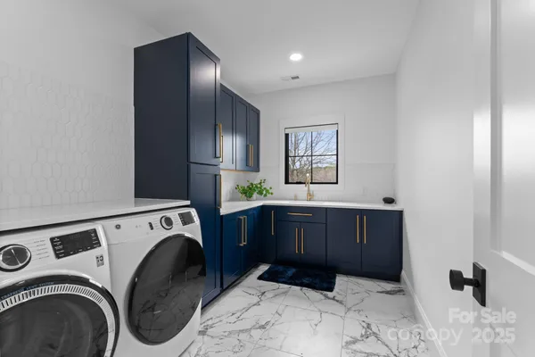 a view of entryway with washer and dryer